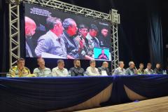 Integrantes acompanhando a fala do diretor-presidente Everton Souza.