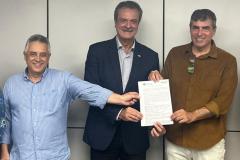 Diretor-presidente do IAT e envolvidos na ação posando para a foto