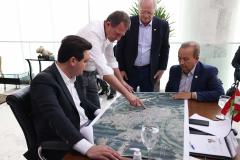 Os governadores do Paraná, Carlos Massa Ratinho Junior, e de Santa Catarina, Jorginho Melo, estabeleceram nesta segunda-feira (20), em reunião no Palácio Iguaçu, um grupo de trabalho para estudar as melhores formas de minimizar os efeitos das cheias do Rio Iguaçu, que afetam os dois estados.