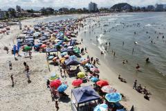BANHISTAS NA PRAIA 