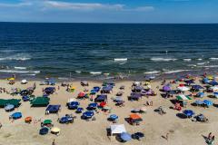 Foto aérea de turistas em praia