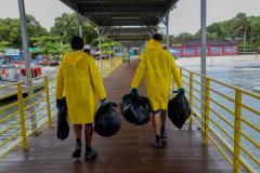 Foto de catadores levando lixo