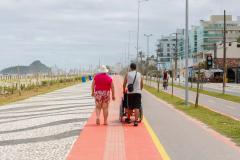 Foto de casal andando na ciclovia da orla de Matinhos