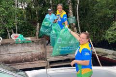 Voluntários recolhendo resíduos e posando para foto