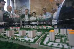 Foto de governador e equipe observando maquete