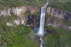 Foto de cachoeira em Parque Estadual