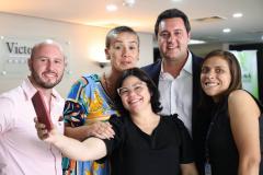 GOVERNADOR POSANDO PARA FOTO COM NOVOS SERVIDORES