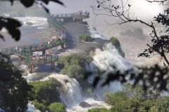 Turistas na passarela das cataras de Foz do Iguaçu