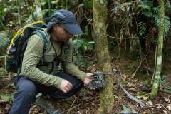 TÉCNICO INSTALANDO EQUIPAMENTO