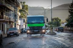 caminhão do IAT limpando rua