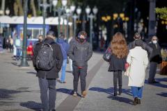 PESSOAS ANDANDO NA RUA NO INVERNO
