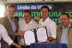 governador e comitiva posando com documento assinado para foto