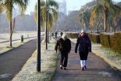 IDOSAS ANDANDO EM MEIO A UM CENÁRIO DE INVERNO