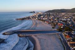 Vista aérea da orla de matinhos
