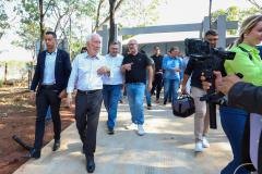comitiva do governo passeando pelo parque