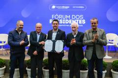 Foto do Governador Ratinho Júnior e demais autoridades em evento da Ocepar