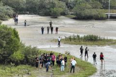 Foto de voluntários durante plantio de mudas