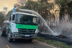 Foto de caminhão da Sedest combatendo incêndio