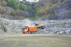 CAMINHÕES EM MEIO A MINERAÇÃO