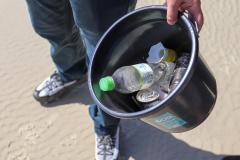 resíduos recicláveis em um balde