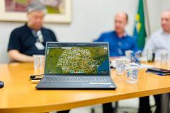 notebook em meio a reunião