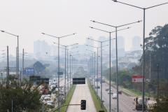 fumaça ao fundo tapando prédios