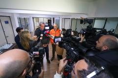 Foto do secretário dando entrevista