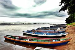 Foto de barcos em bacia hidrográfica
