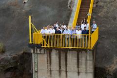 Foto do governador observando obra