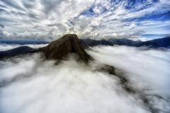 Foto de montanha coberta por nuvens