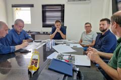 Secretário e presidente durante reunião