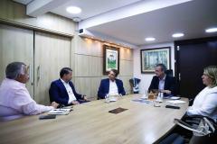 Reunião entre o secretário estadual do Desenvolvimento Sustentável, Everton Souza, e o prefeito de Foz, General Silva e Luna, sobre descentralização do licenciamento ambiental