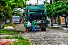 Foto de caminhões de lixo durante coleta