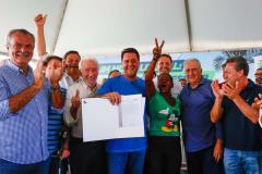 Foto de autoridades durante entrega do título 