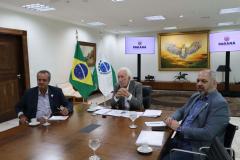 Foto de vice-governador, secretário do desenvolvimento sustentável e diretores da Sedest em reunião