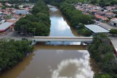 RIO COM PONTE POR CIMA