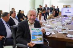 Foto de autoridades durante assinatura