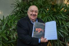 Foto de Rafael Greca com o Livro Vermelho da Fauna