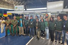 Foto de servidores em estande do IAT em eventp