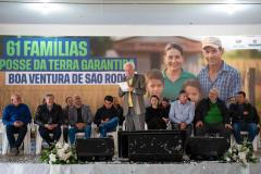 Foto de autoridades em evento de entrega dos títulos de regularização
