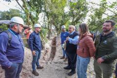 Foto de visita de autoridades a obras da Ilha do Mel