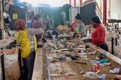 Foto de processo de separação de resíduos