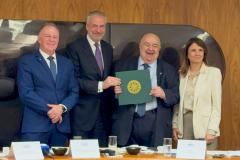 Foto do secretário em reunião com autoridades