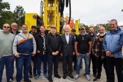 Foto de entrega de equipamentos de perfuração ao IAT