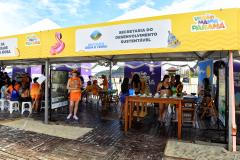 Foto de visitantes no estande da Sedest no Verão Maior 