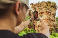 Foto de pessoa tirando foto de rocha no Parque Vila Velha