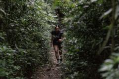 Foto de corredor em trilha de montanha