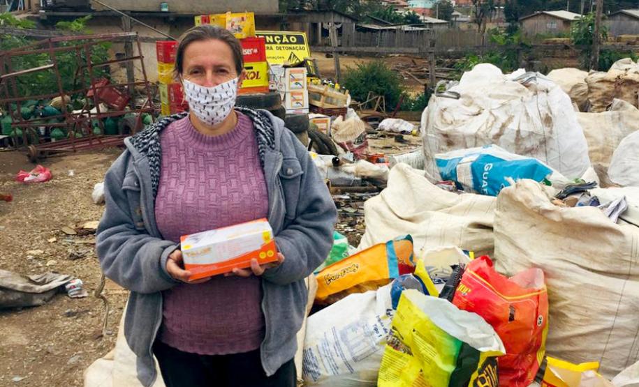 Governo entrega 10 mil luvas descartáveis a recicladores