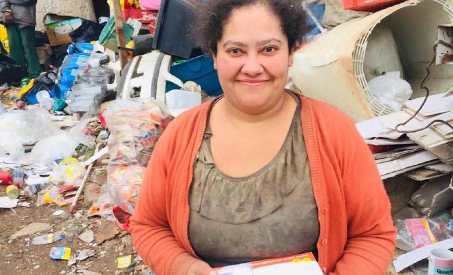 Governo entrega 10 mil luvas descartáveis a recicladores