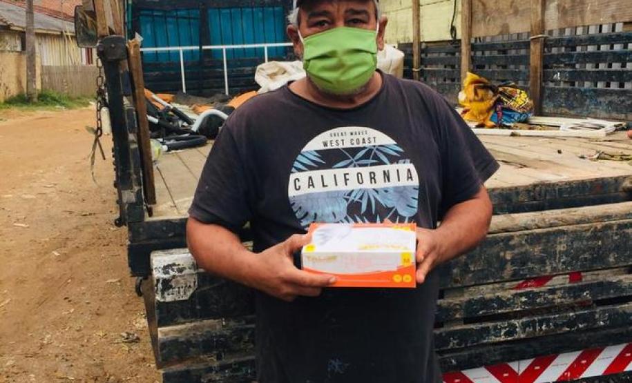 Governo entrega 10 mil luvas descartáveis a recicladores